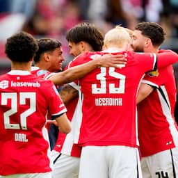 Koploper Feyenoord morst eerste punten door late penalty in spektakelstuk bij AZ