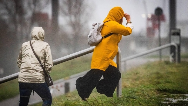 Zaterdag zware windstoten door restanten orkaan Humberto