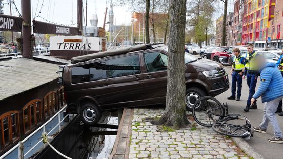 Busje rolt van kade en belandt op Pannekoekschip: 'Hier mag je niet parkeren'