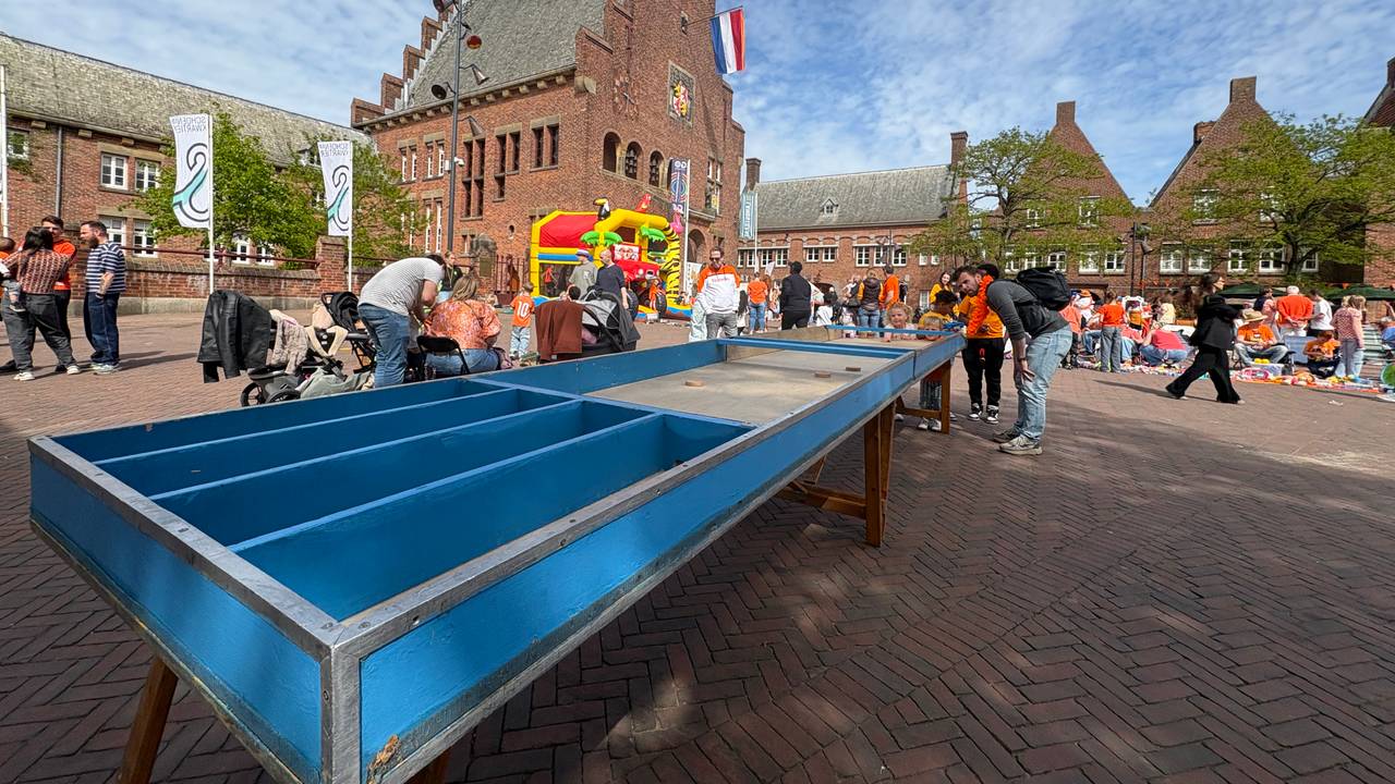 Schuiven maar: XL-sjoelen toch nog wat lastig voor Faas (5) en Mex (3)