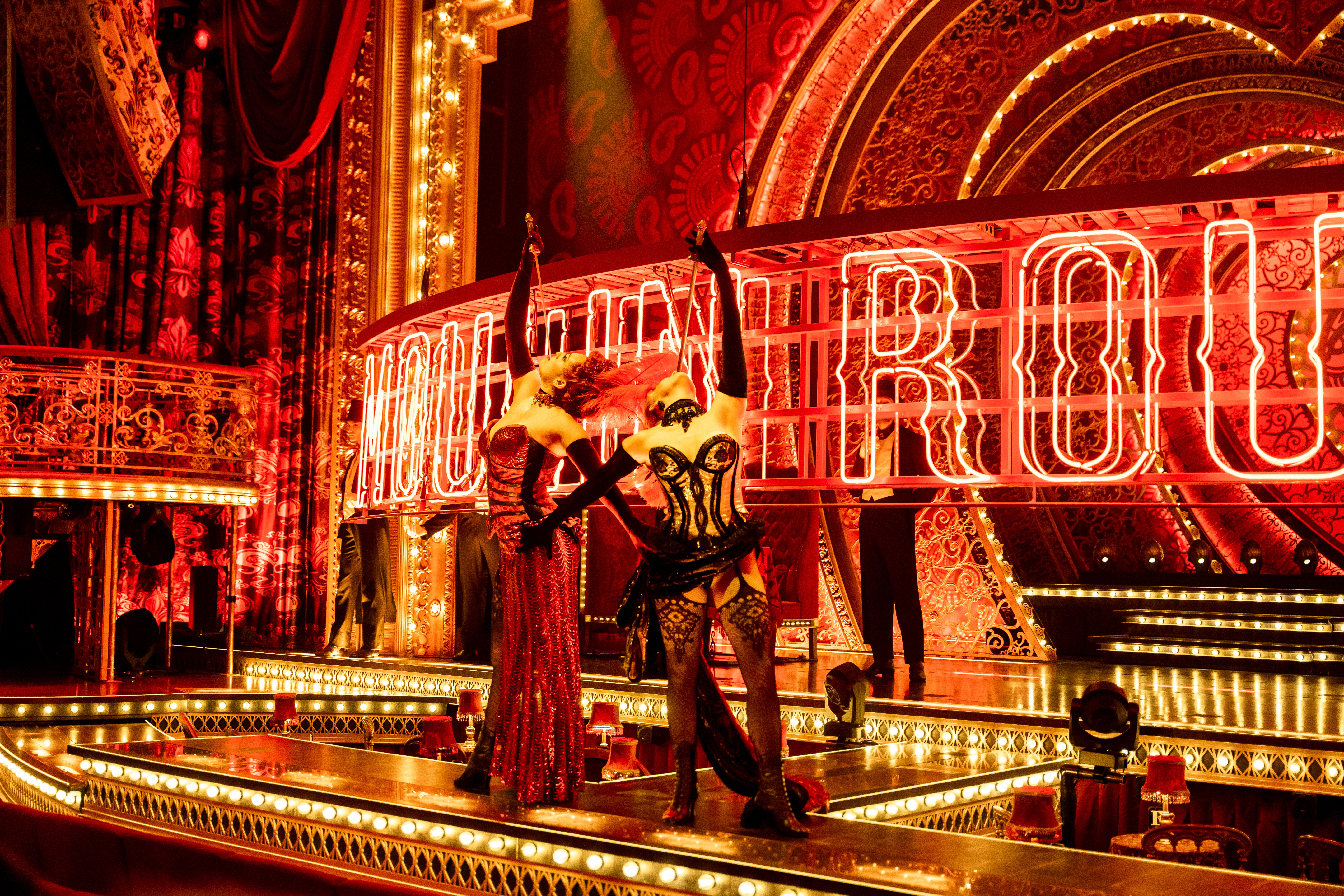 Acteur Martijn was net aan het vloggen toen sprinklers bij musical Moulin Rouge aangingen: ‘Iedereen zeiknat’