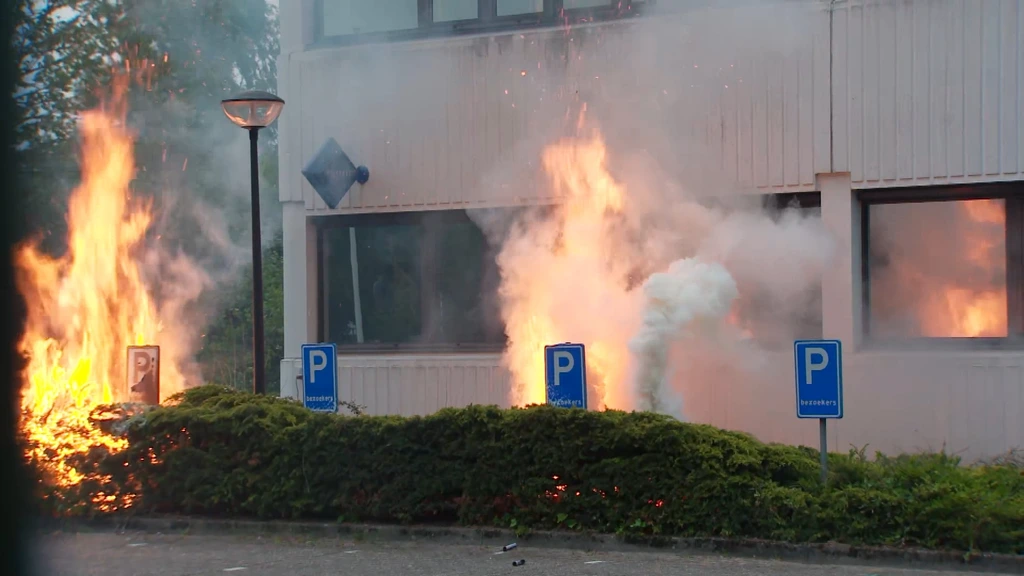 Brandstichting bij noodopvang Loosdrecht, betogers houden brandweer tegen