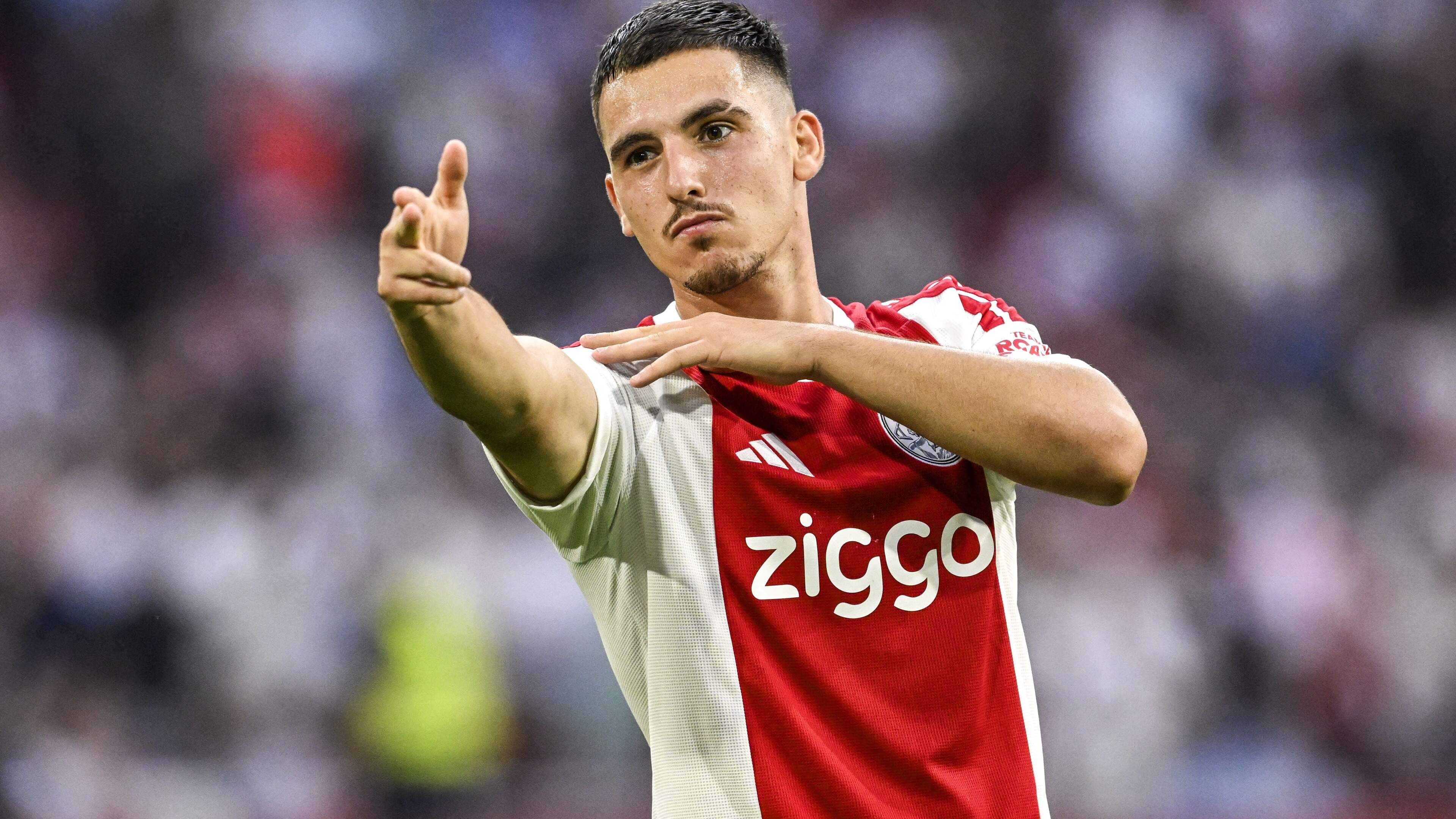 Oscar Gloukh laat bij Ajax zien baat te hebben bij komst coach Michel: ’Mijn rol is duidelijker en ik voel me comfortabeler’