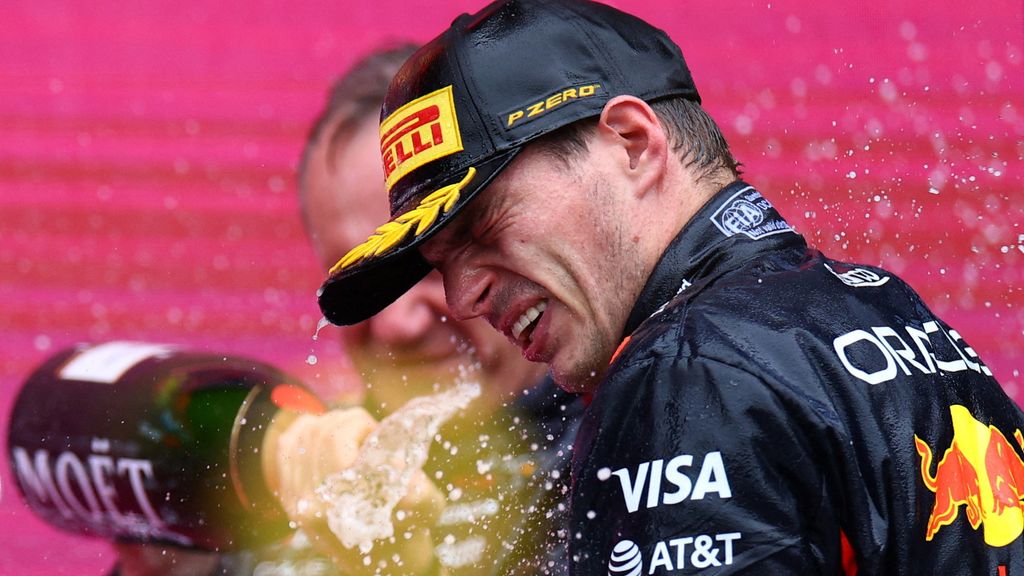 Verstappen wint en domineert in straten Bakoe: 'Auto nog nooit zo goed geweest'