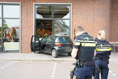 Auto rijdt door gevel van supermarkt in Dongen: ‘Heel veel engeltjes op onze schouders’