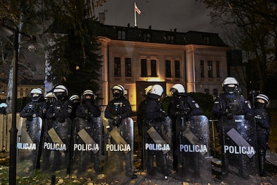 Poolse president in ‘fysieke confrontatie’ met rechters na schorsing voorzitter Constitutioneel Hof, politie grijpt in