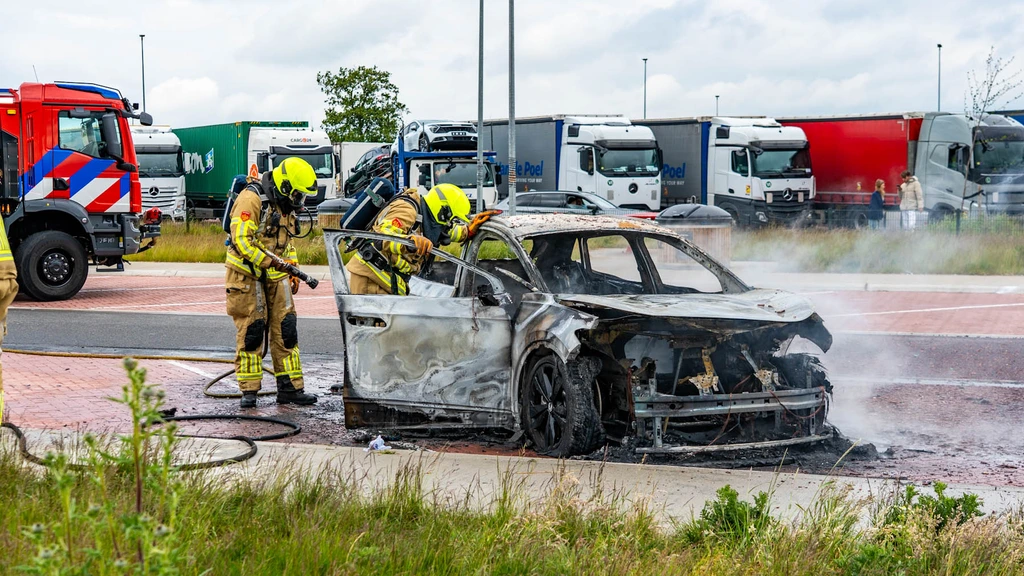 Tientallen voetbalsupporters met elkaar op de vuist bij tankstation langs A28