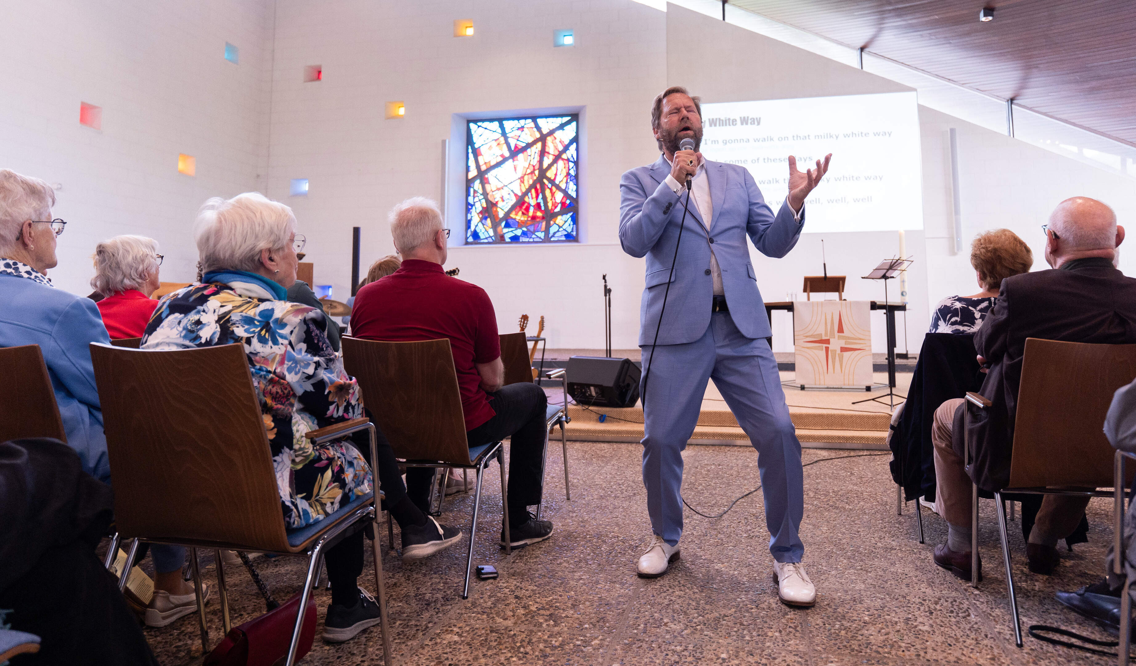 Kerkgangers getrakteerd op swingende Elvismuziek in plaats van psalmen: ’Er zitten mooie levenslessen in zijn verhaal’