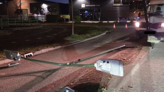Busje mist bocht en rijdt tegen lantaarnpaal in Maarssen