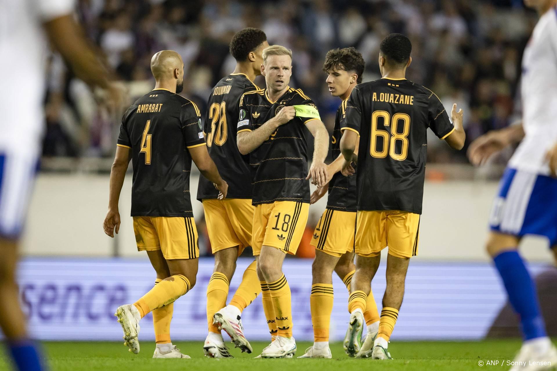 Ajax verliest van Hajduk Split in door vuurwerk onderbroken duel
