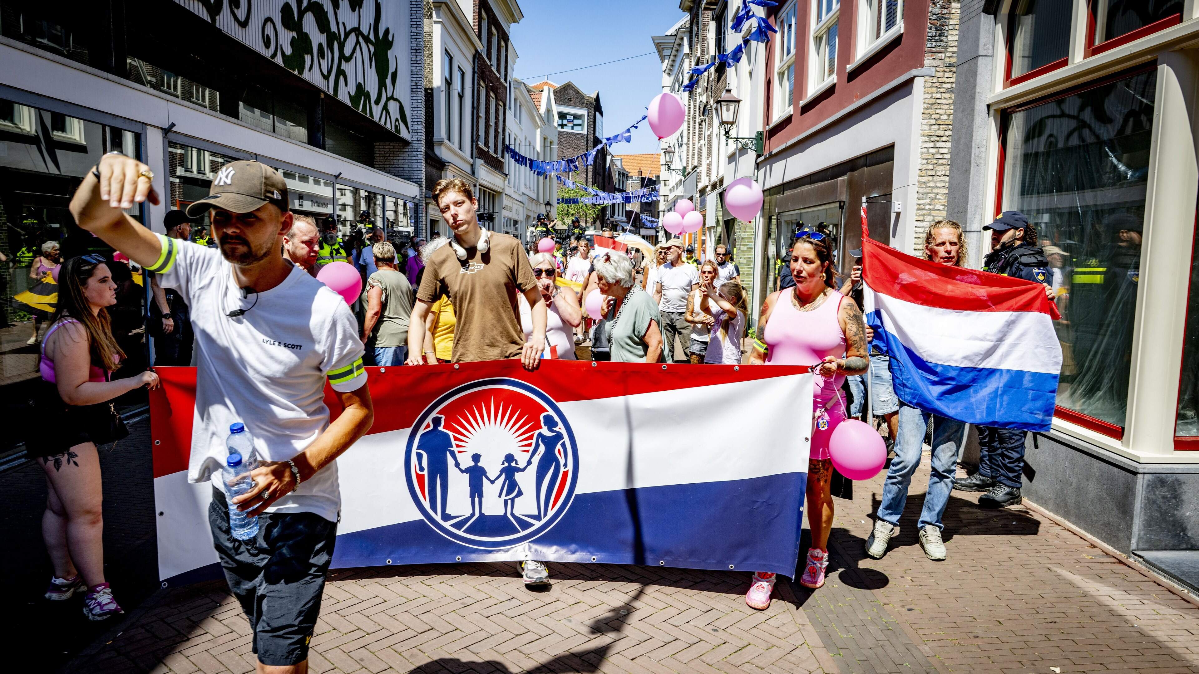 ’Vrouwenmars’ tegen komst azc in Schiedam: ’We hebben hier al problemen genoeg, het is een rampplek geworden’
