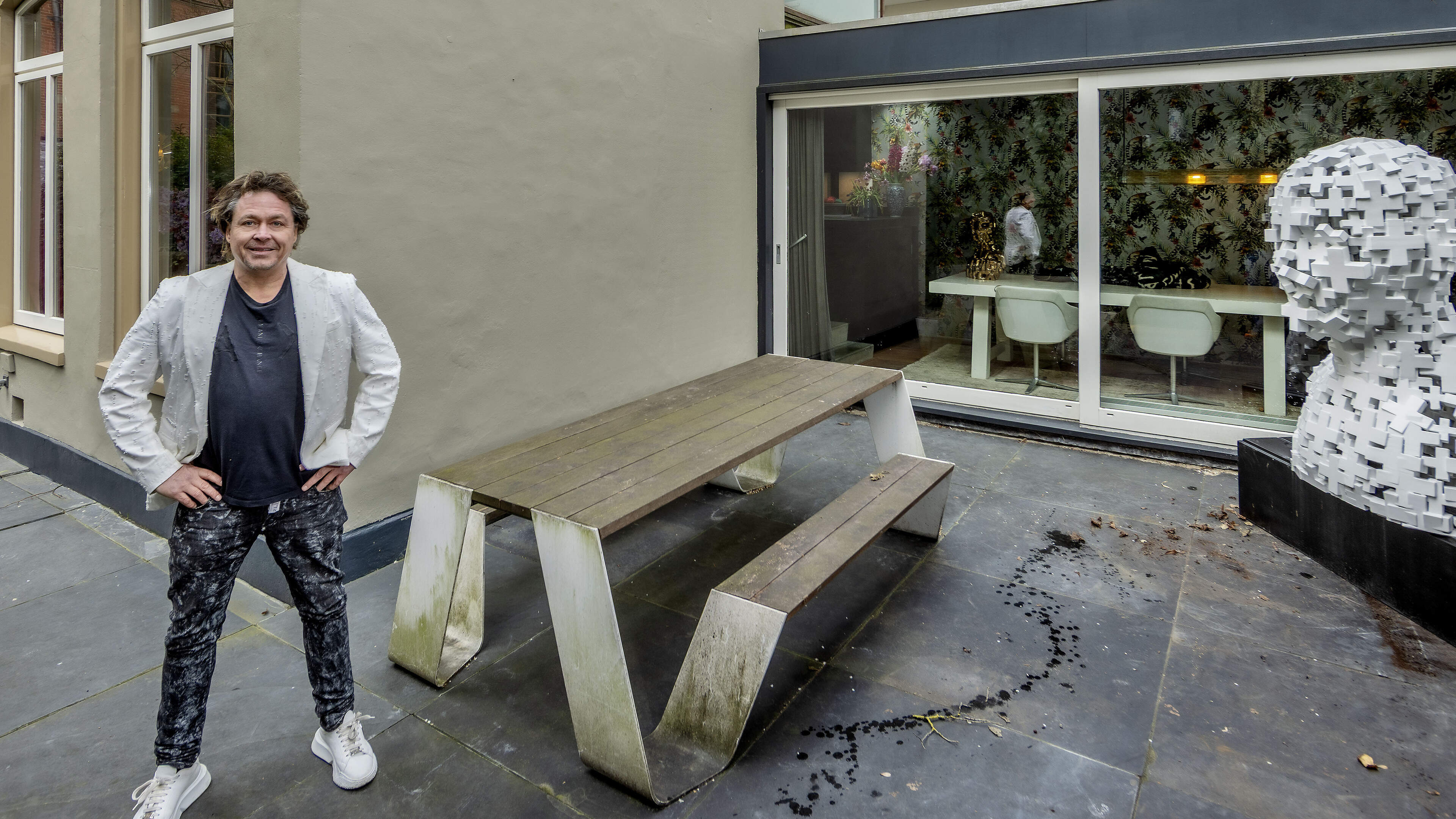 Kunstenaar Bram Reijnders verkoopt zijn Amsterdamse villa: ’Het Vondelpark is eigenlijk onze voortuin’