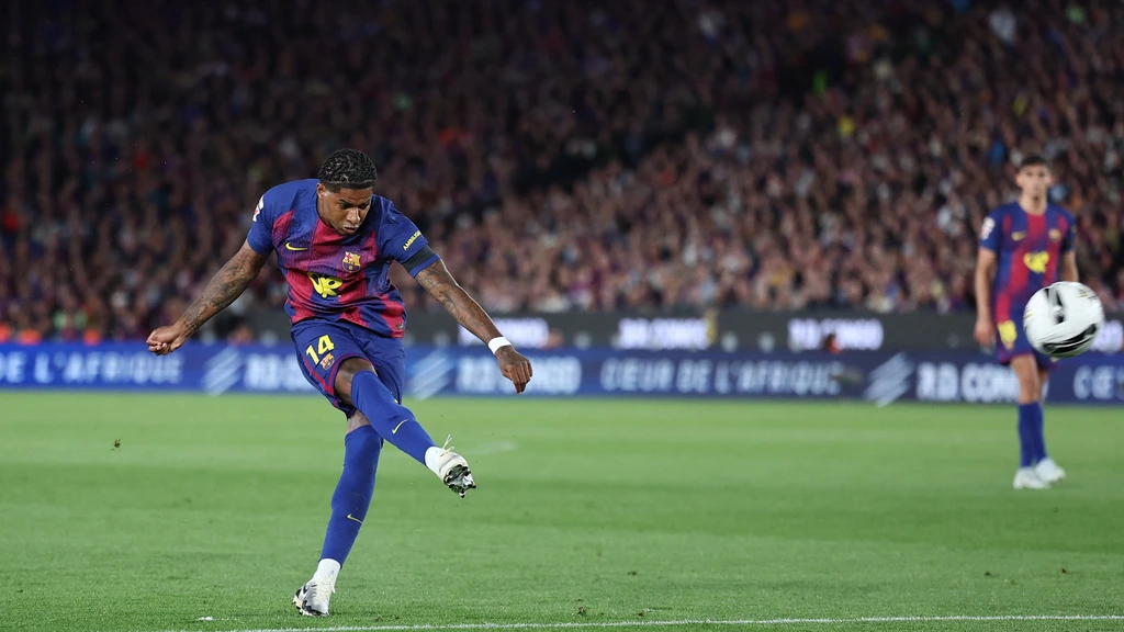Barcelona wint El Clásico en pakt landstitel, dag van uitersten voor coach Flick