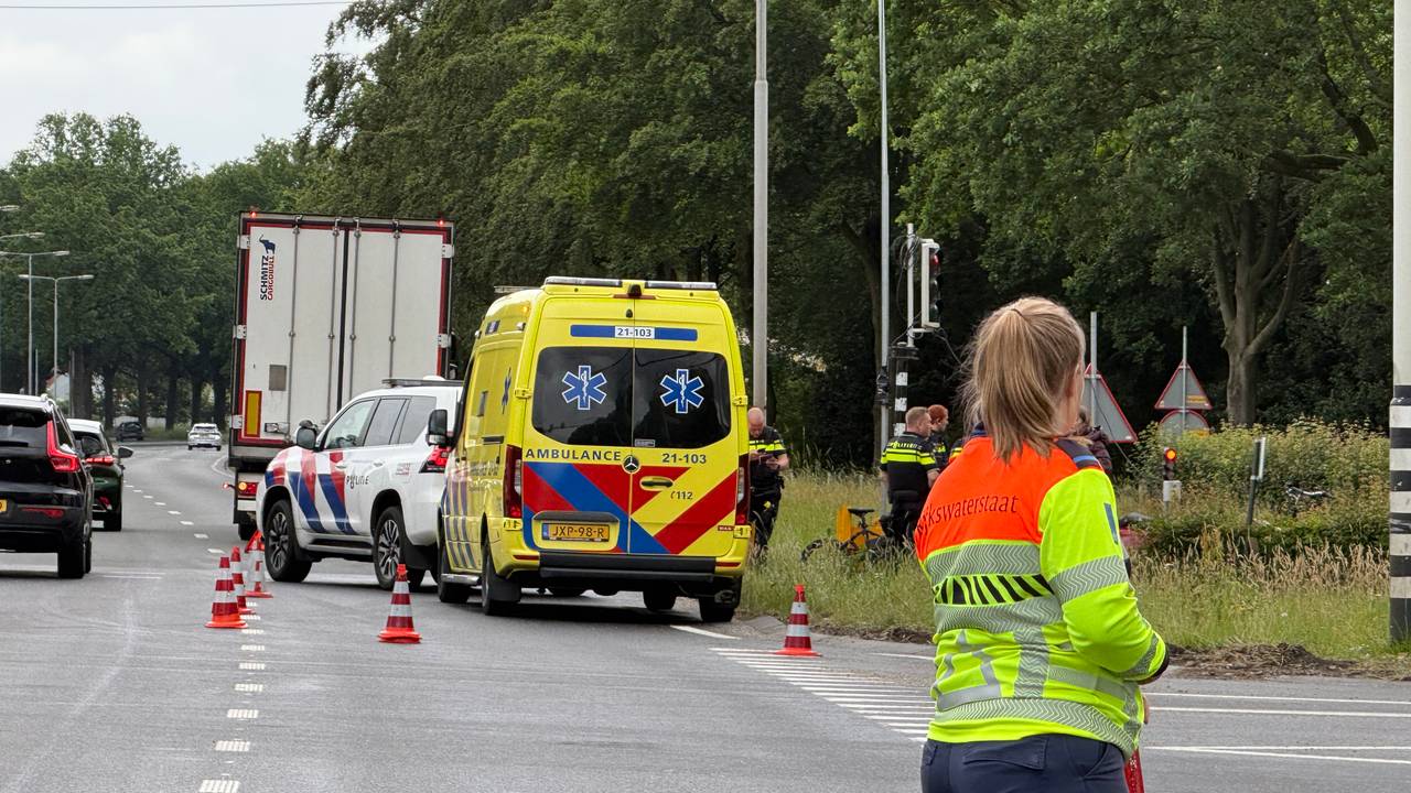 Fietser geschept door vrachtwagen bij tijdelijke verkeerslichten N65