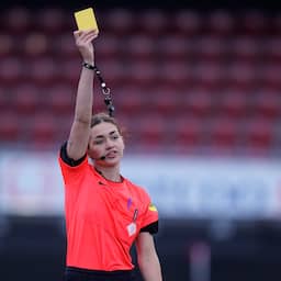 Speelster Excelsior krijgt rood voor veters strikken, maar arbiter is niet bij de les