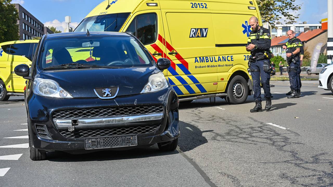 Kind op fiets zwaargewond na aanrijding: politiebegeleiding naar ziekenhuis