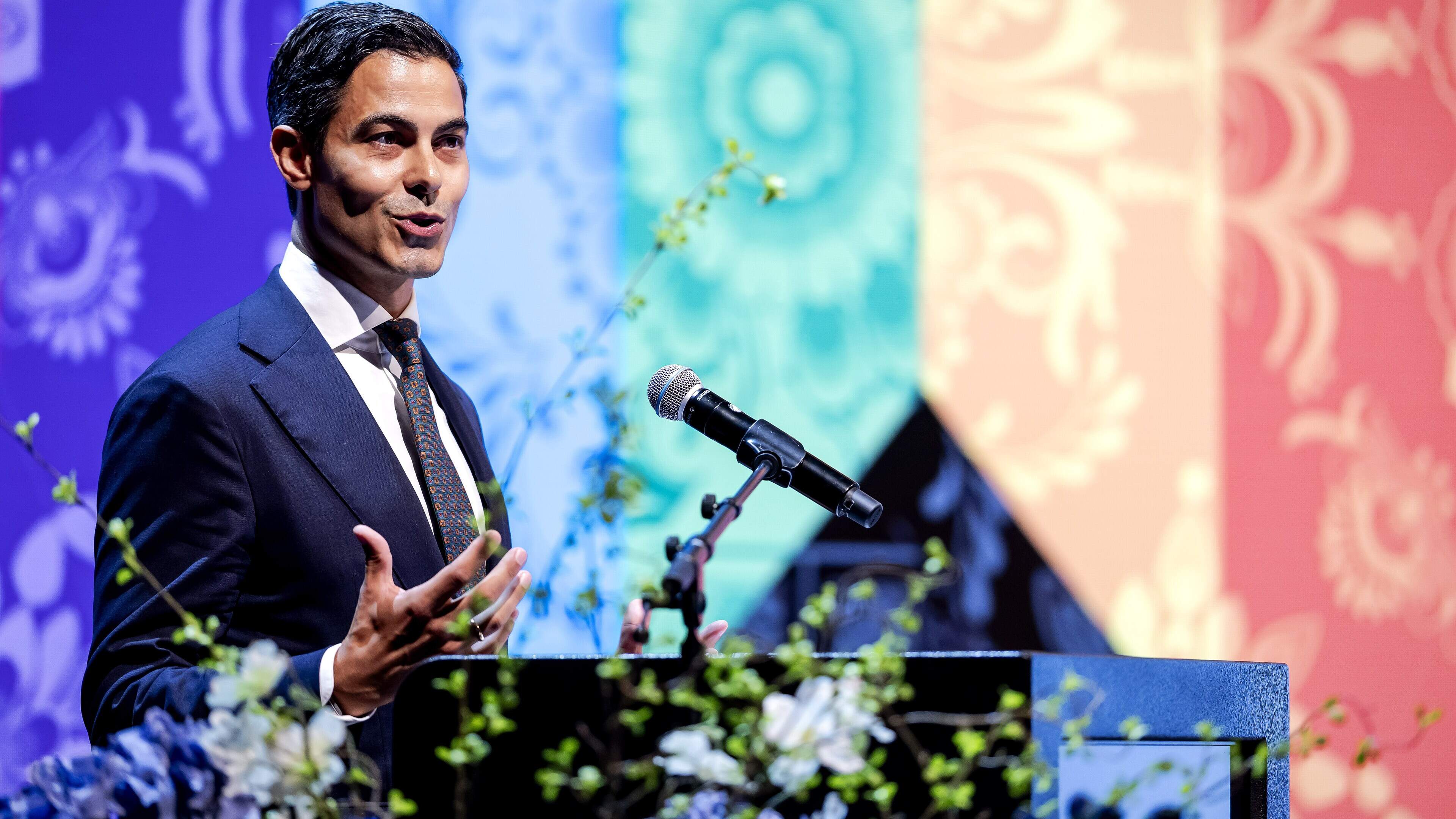 Premier Jetten bij speech Prideconferentie onderbroken door schreeuwende pro-Palestina-demonstranten