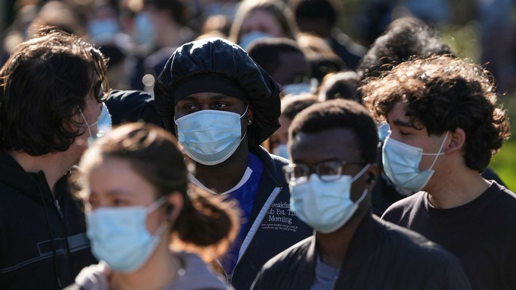 Aantal zieken door uitbraak meningokokken loopt op, Britse jongeren in rij voor vaccin
