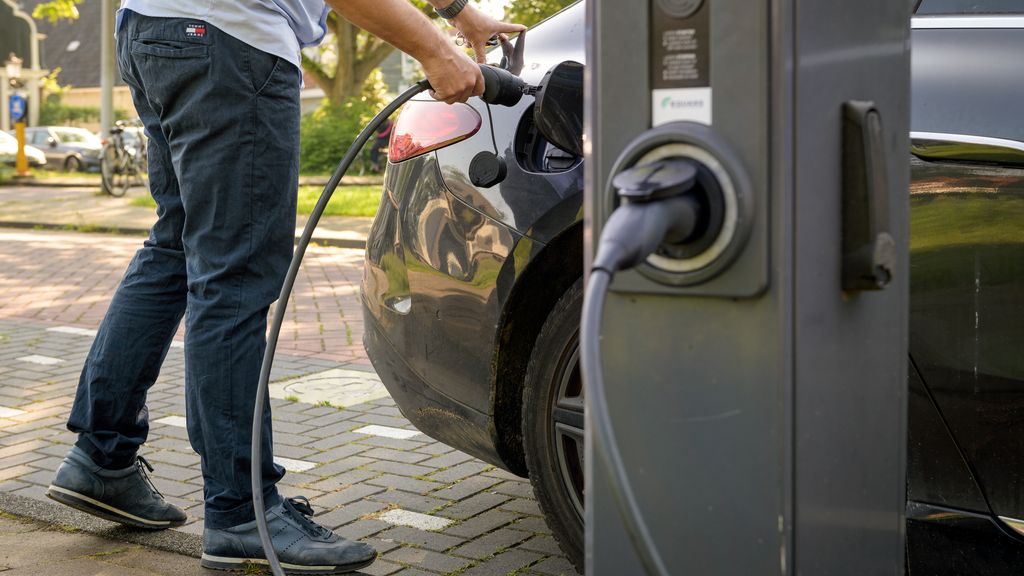 Vervuilende bedrijven gaan de elektrische autobezitter betalen