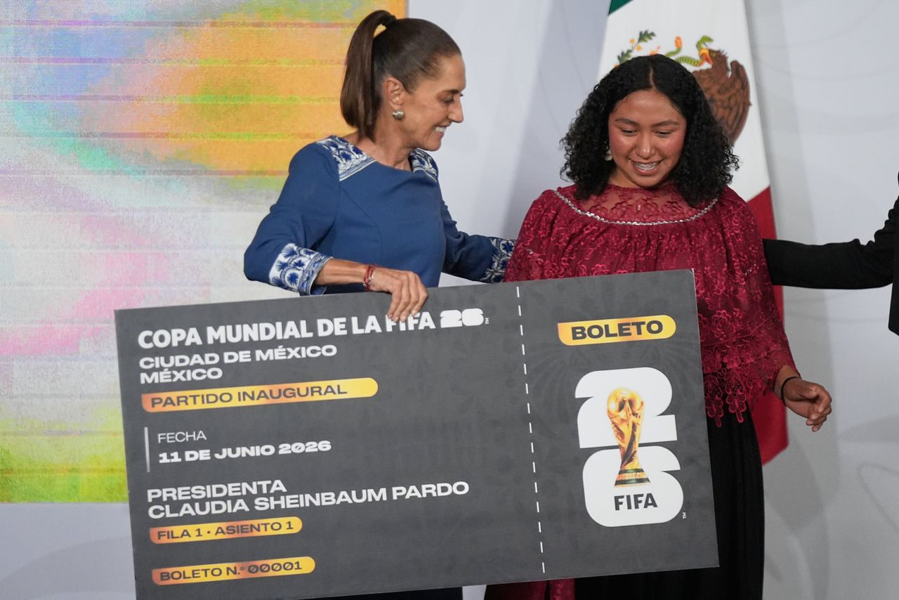 Mexicaanse president Sheinbaum gaat niet naar openingswedstrijd WK, geeft ticket weg aan inheemse balgoochelaar