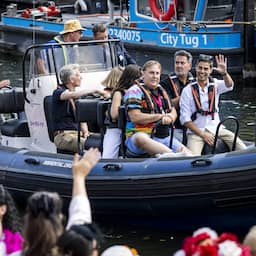 Amsterdam loopt vol voor botenparade pride, premier Jetten vaart stukje mee
