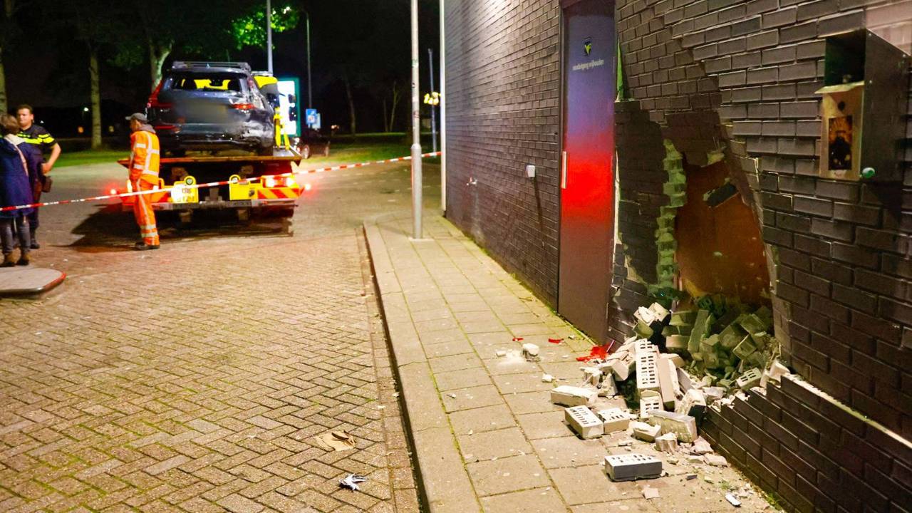 Man vergist zich en rijdt met gloednieuwe auto in op muur van tankstation