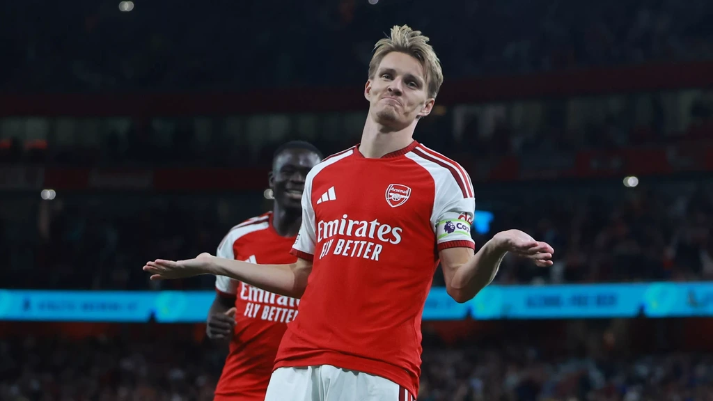 Kampioen Arsenal opent seizoen met eenvoudige zege op promovendus Coventry City
