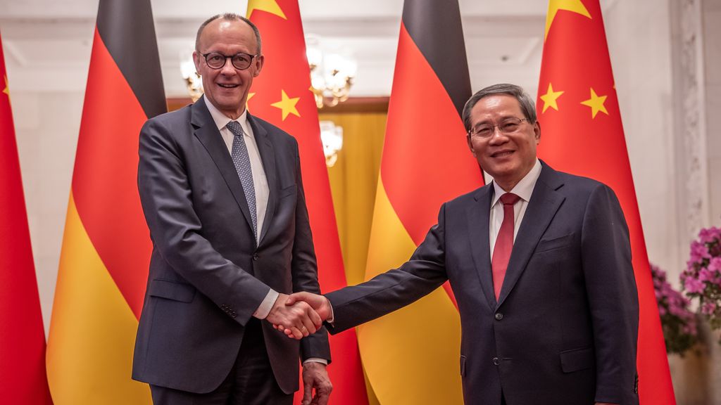 Duitse bondskanselier Merz in China voor economische en politieke balanceeract