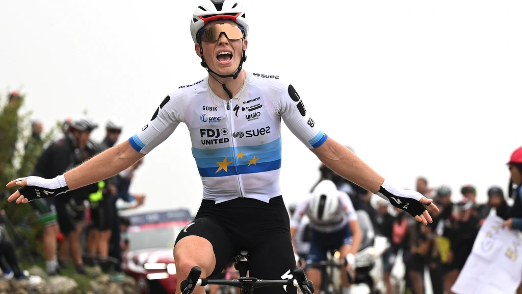 Van der Breggen behoudt roze trui in Giro, Vollering wint ingekorte koninginnenrit