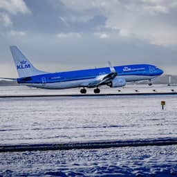 Schiphol schaalt zondag af vanwege sneeuwval, KLM annuleert 150 vluchten