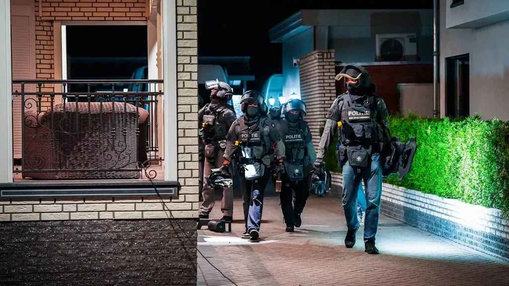Politieactie op woonwagenkamp Waalre, wapens en spullen voor drugsproductie gevonden
