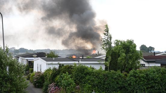 Vlammen uit chalet bij kampeerterrein Lopikerkapel