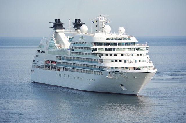 Passengers being evacuated from hantavirus ship at Tenerife