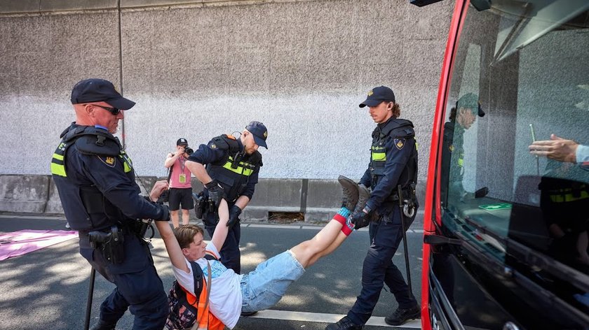 Tientallen XR-activisten aangehouden na blokkade A12 in Den Haag