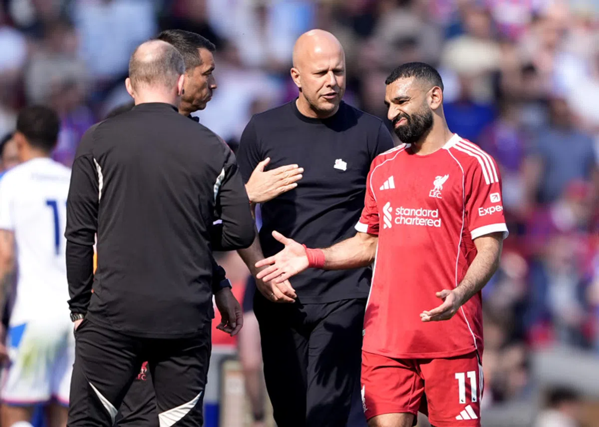 Belangrijke zege Liverpool ondanks omstreden tegengoal, blessure Salah is smet