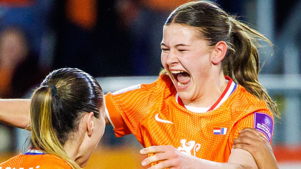 Oranje-debutant Van Asten beleeft droomavond: 'Zakte bijna door mijn benen van geluk'