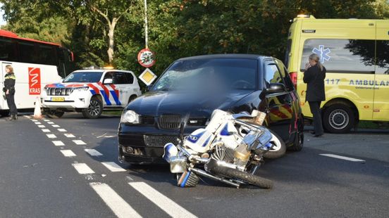 Motorrijder gewond na botsing met auto