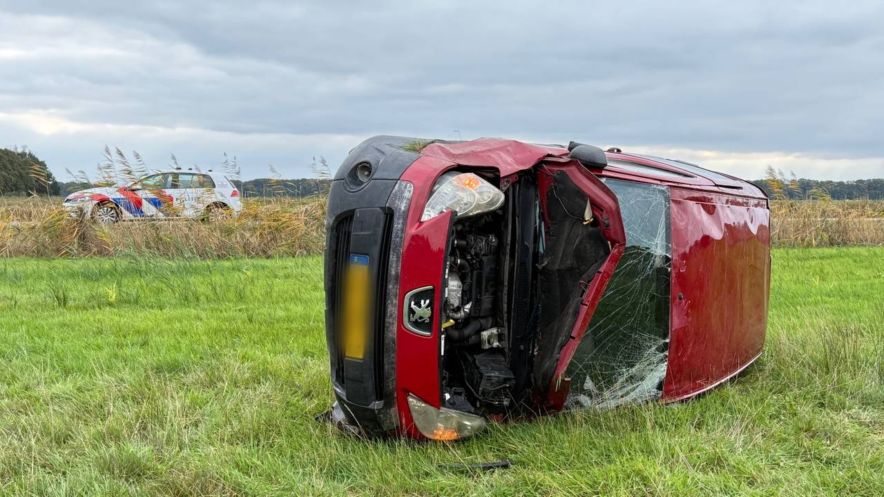 Automobilist raakt onder invloed van drugs van de weg en belandt in weiland