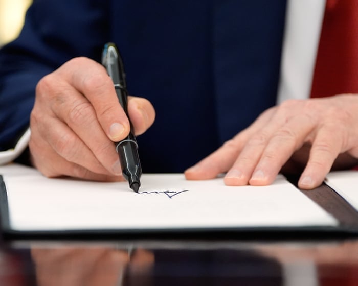 Trump signs executive order to transfer TikTok to US owners
