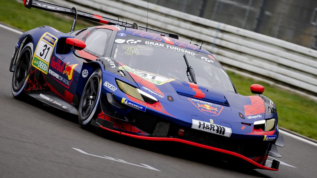 Verstappen rijdt in vrij weekend naar zege op Nürburgring bij debuut in snelste klasse