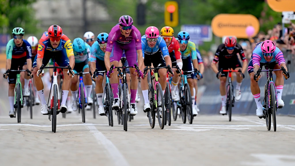 Groenewegen komt net tekort, Magnier sprint naar tweede etappezege Giro d'Italia