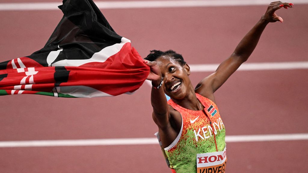 Kipyegon doet bijnaam 'smiling destroyer' eer aan met vierde wereldtitel 1.500 meter
