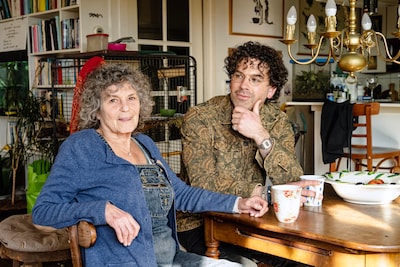 Schrijvers Yvonne en Valentijn leren van elkaar: ‘Soms gebruikt ze woorden waarvan ik zeg: jeetje mina, gebruik jij die nog?’