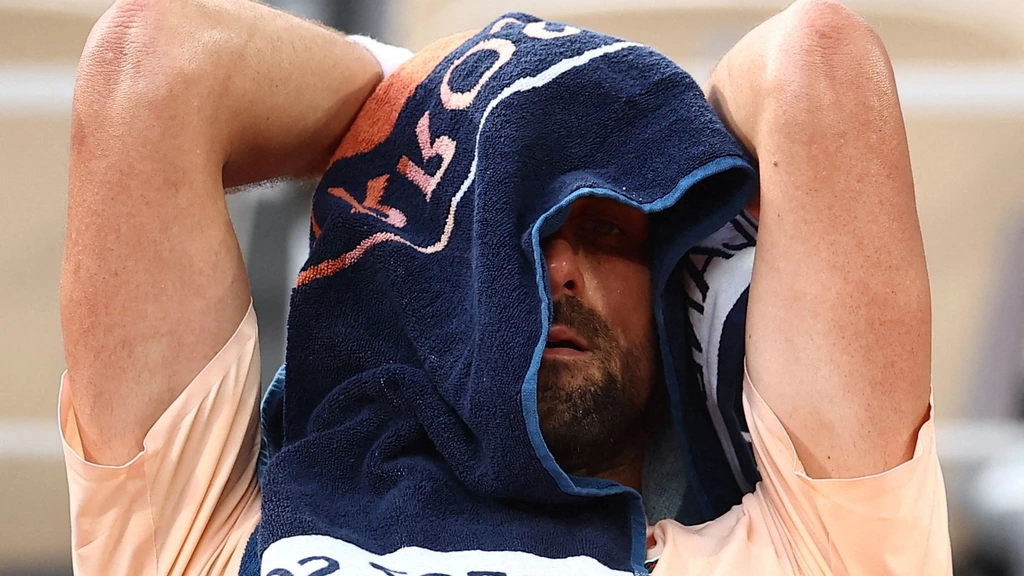 Djokovic (39) buigt op Roland Garros voor twintig jaar jongere Fonseca