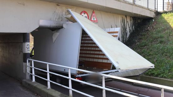 Bakwagen muurvast in tunnel, schade aanzienlijk