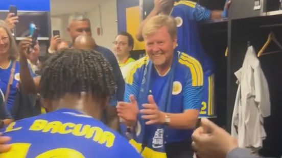 VIDEO: Koning Willem-Alexander gooit heupen los met spelers Curaçao