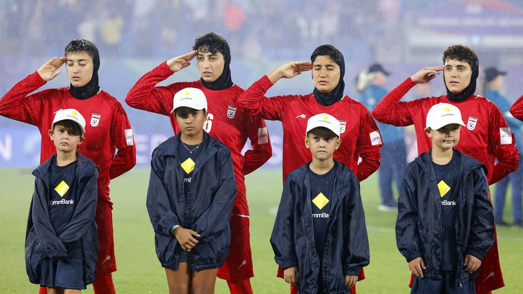 Vijf Iraanse voetbalsters opgevangen door Australische politie na vlucht uit hotel