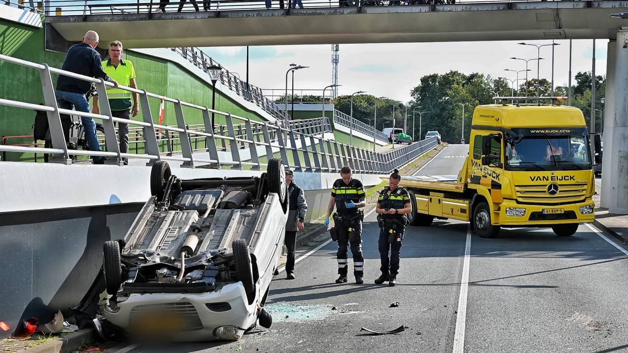 Auto eindigt op de kop na botsing met andere wagen