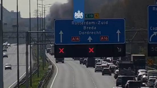 Vrachtwagen vol papier brandt uit op snelweg, tot 22.00 uur files verwacht