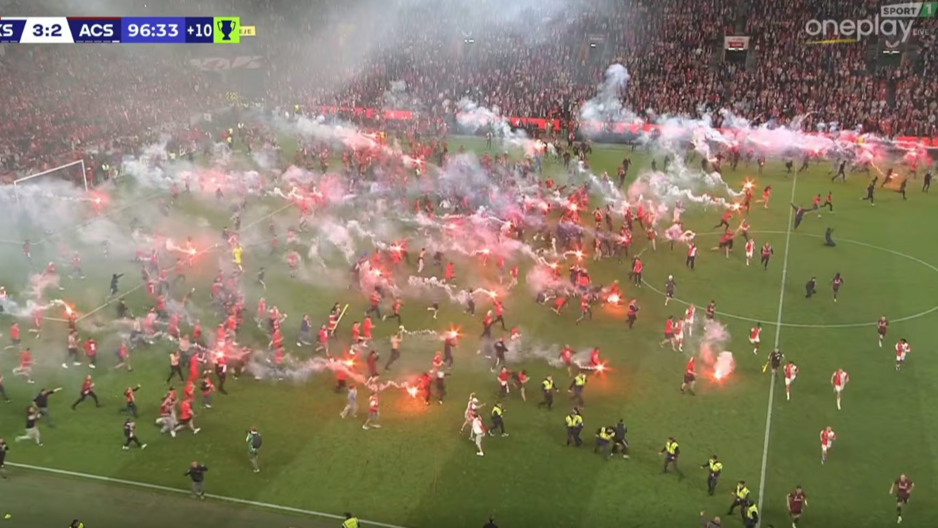 Bizarre beelden uit Praag, waar enorme groep relschoppers tijdens stadsderby het veld opstormt met brandende fakkels en vuurwerk